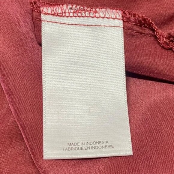 Express City Shirt Women’s Small Burgundy Button Up Blouse Roll Tab Sleeve EUC - Picture 3 of 5